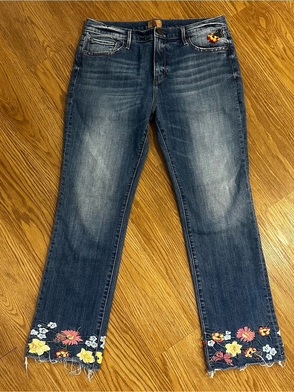 DRIFTWOOD Blue Cropped Jeans with Embroidered Floral Hem